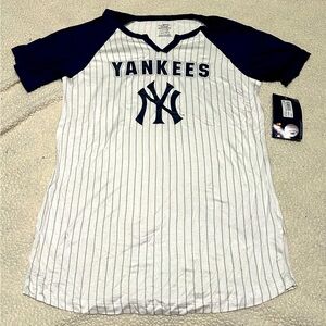 NWT New York Yankees girls L 10-12 v-chipped t-shirt